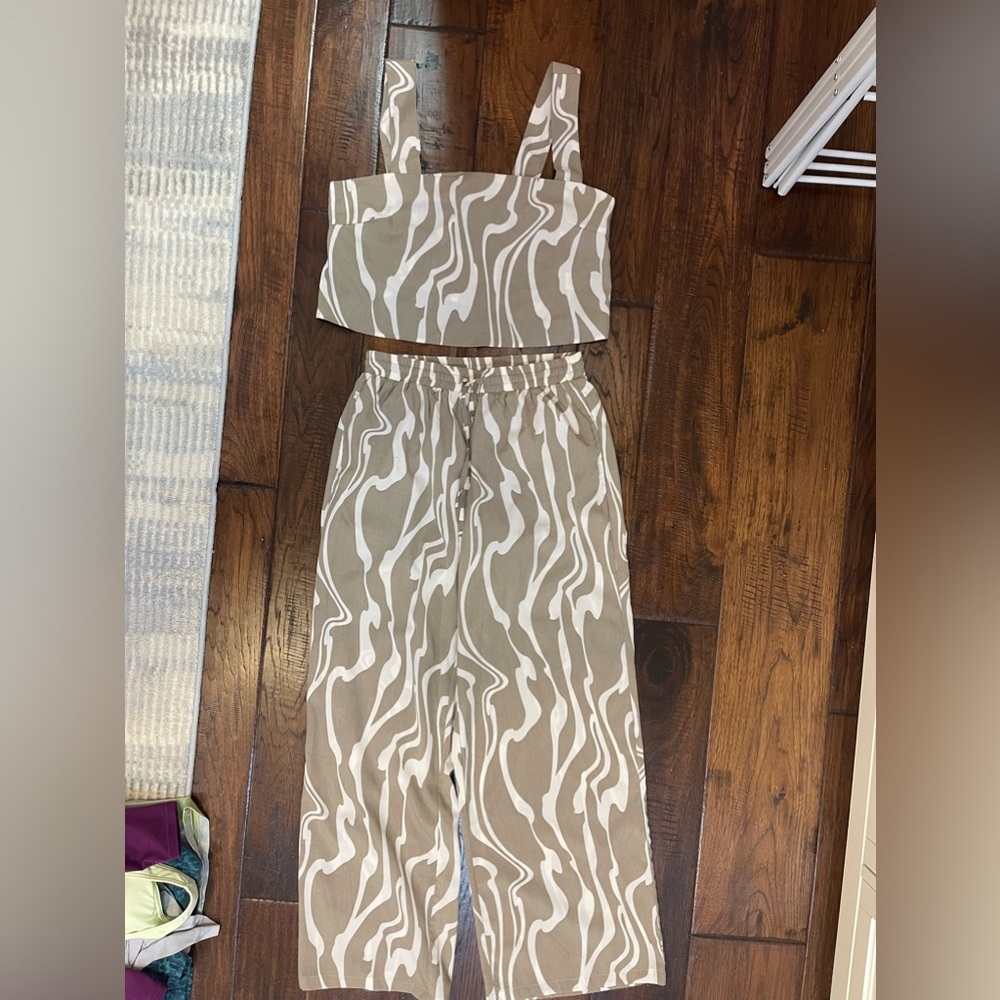 Cute 2 piece set from the pants store!